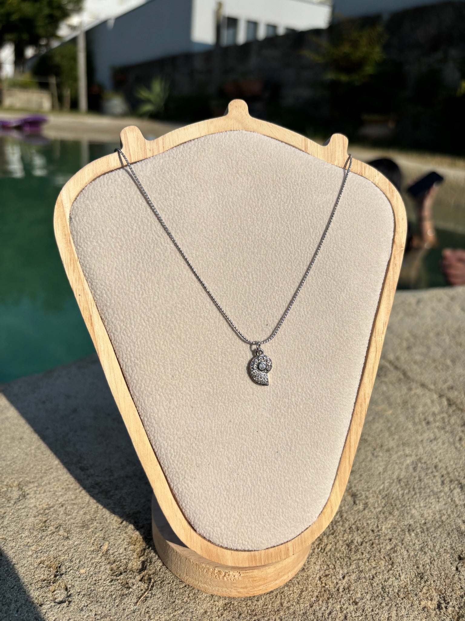 Colar concha com brilhos CHECK