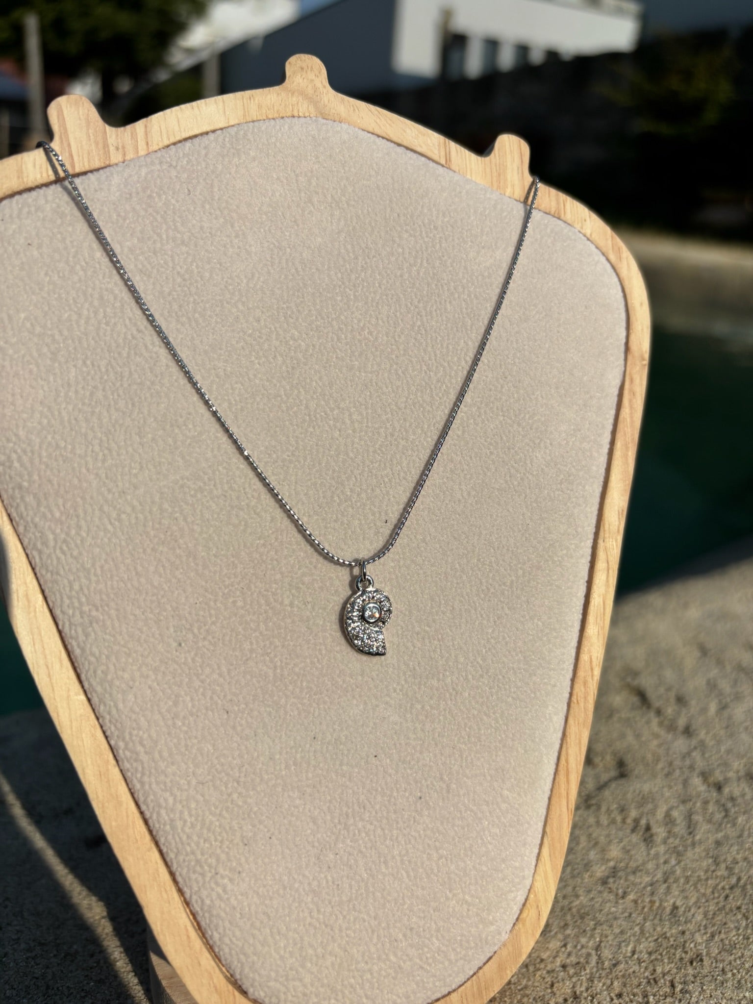 Colar concha com brilhos CHECK