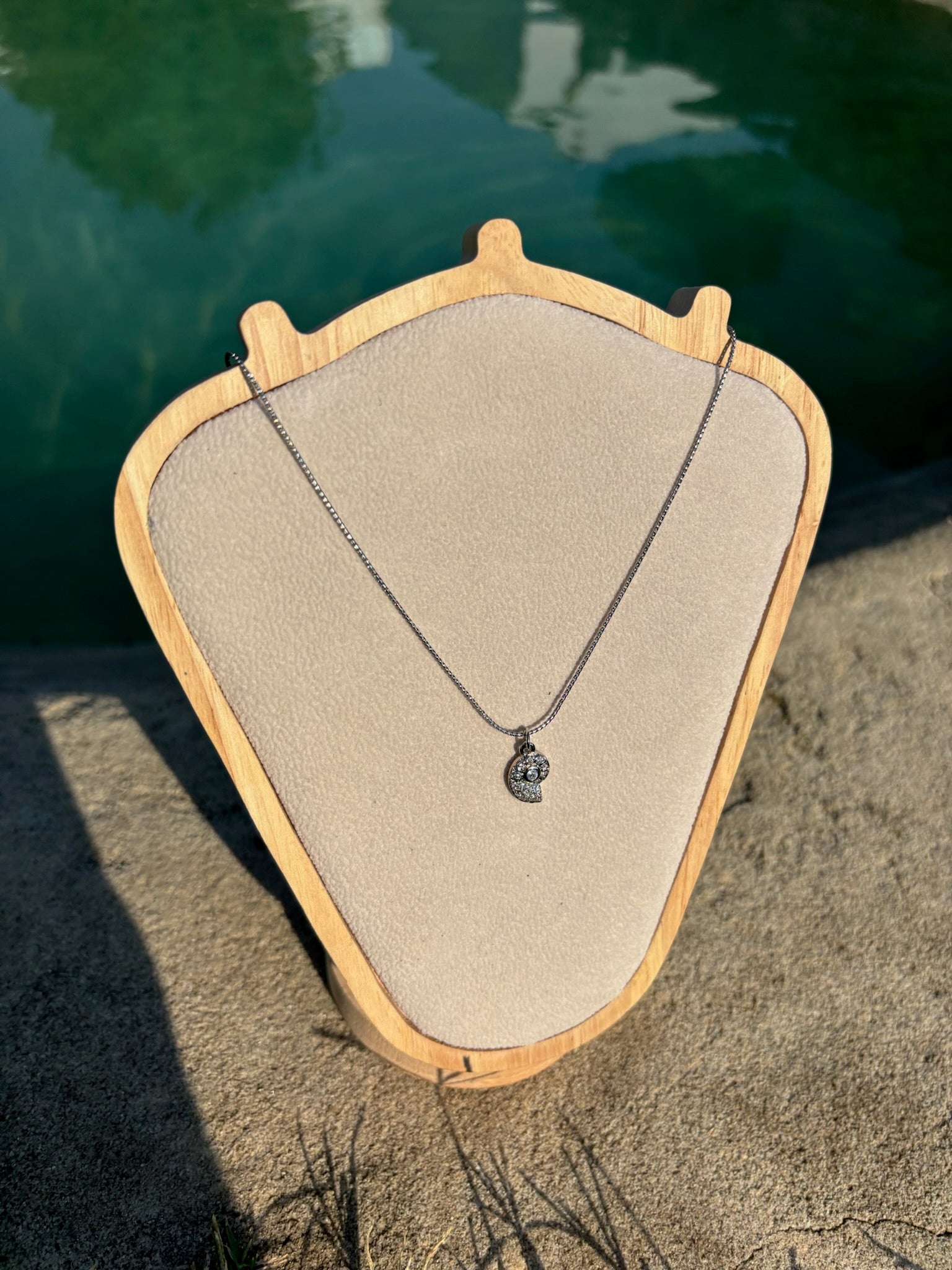 Colar concha com brilhos CHECK