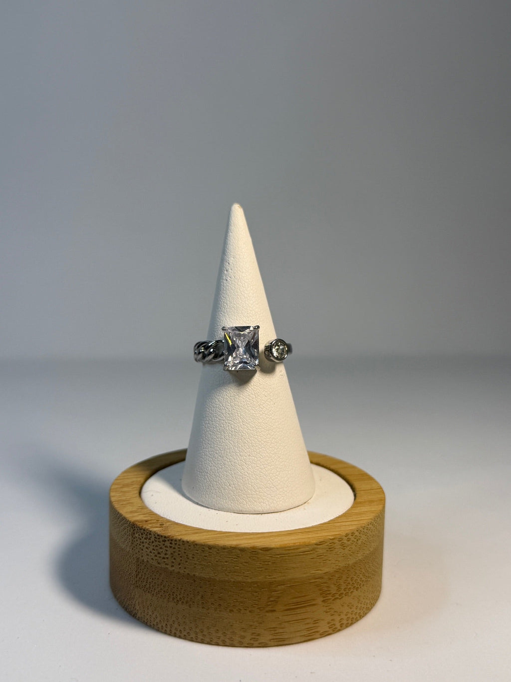 Anel com Pedra Branca ZAIA