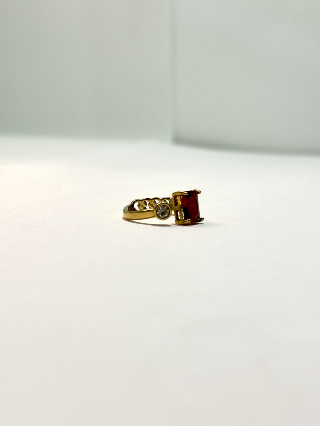 Anel Pedra em Vermelho CHECK