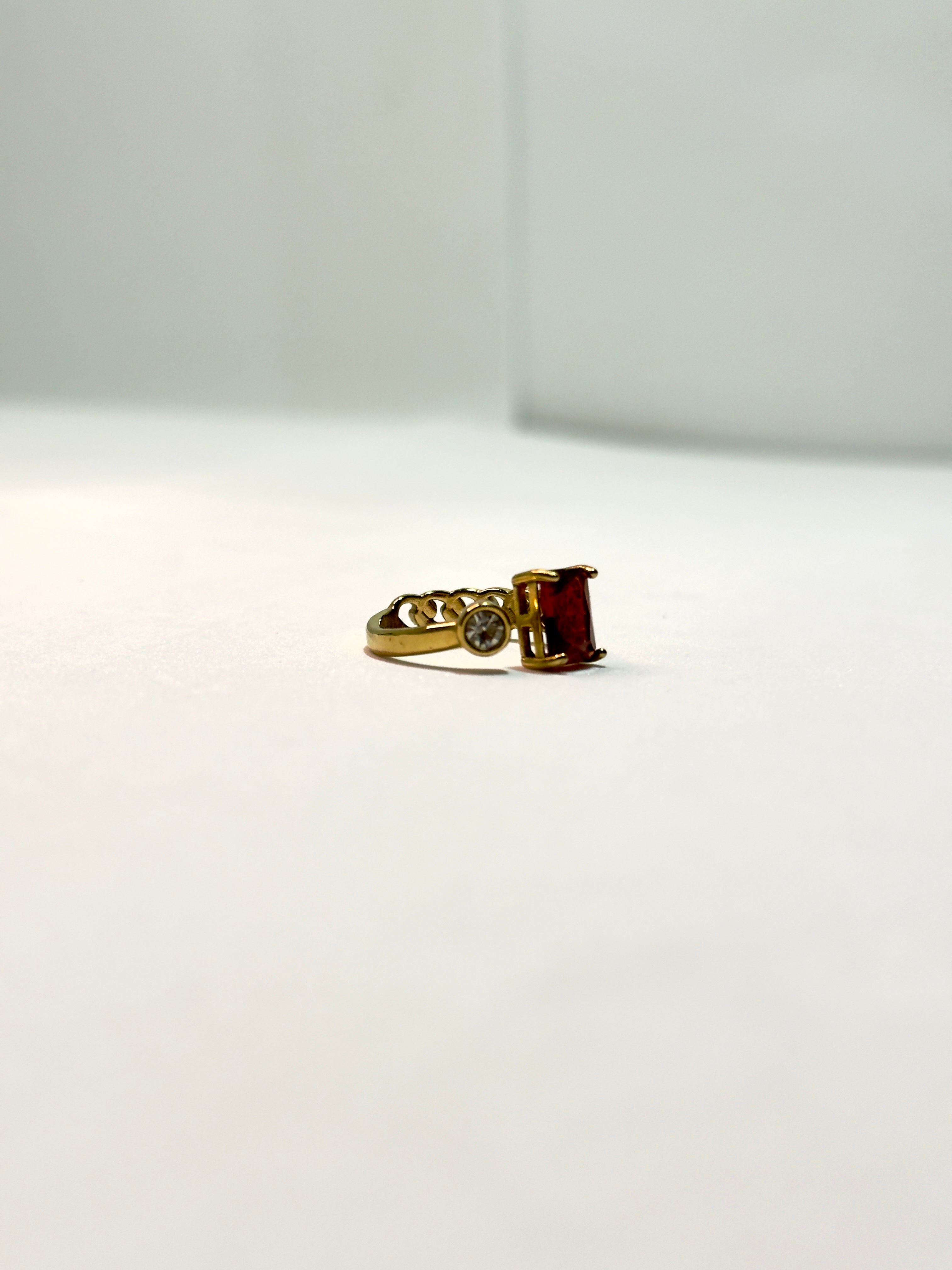 Anel Pedra em Vermelho CHECK