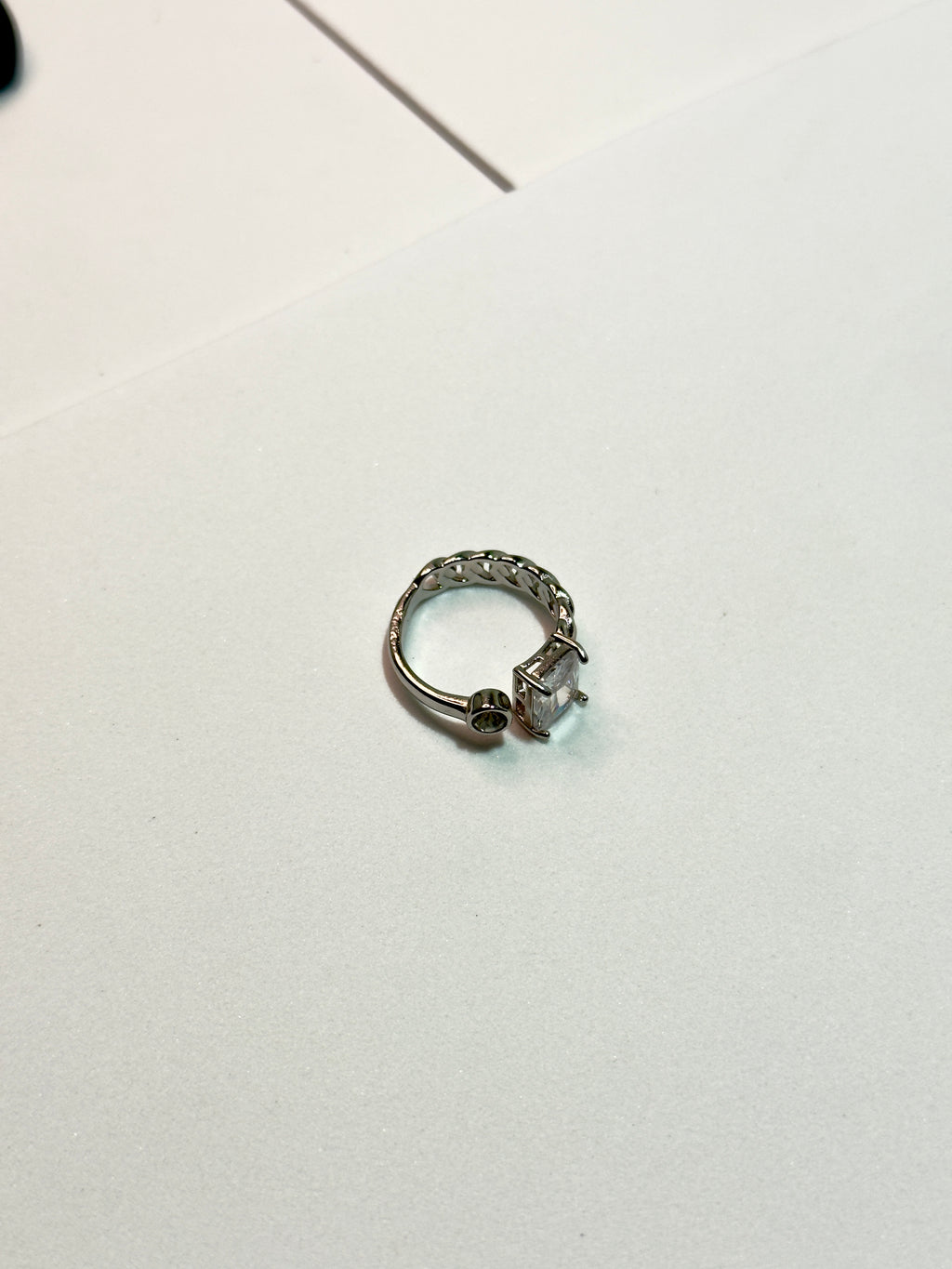 Anel com Pedra Branca CHECK