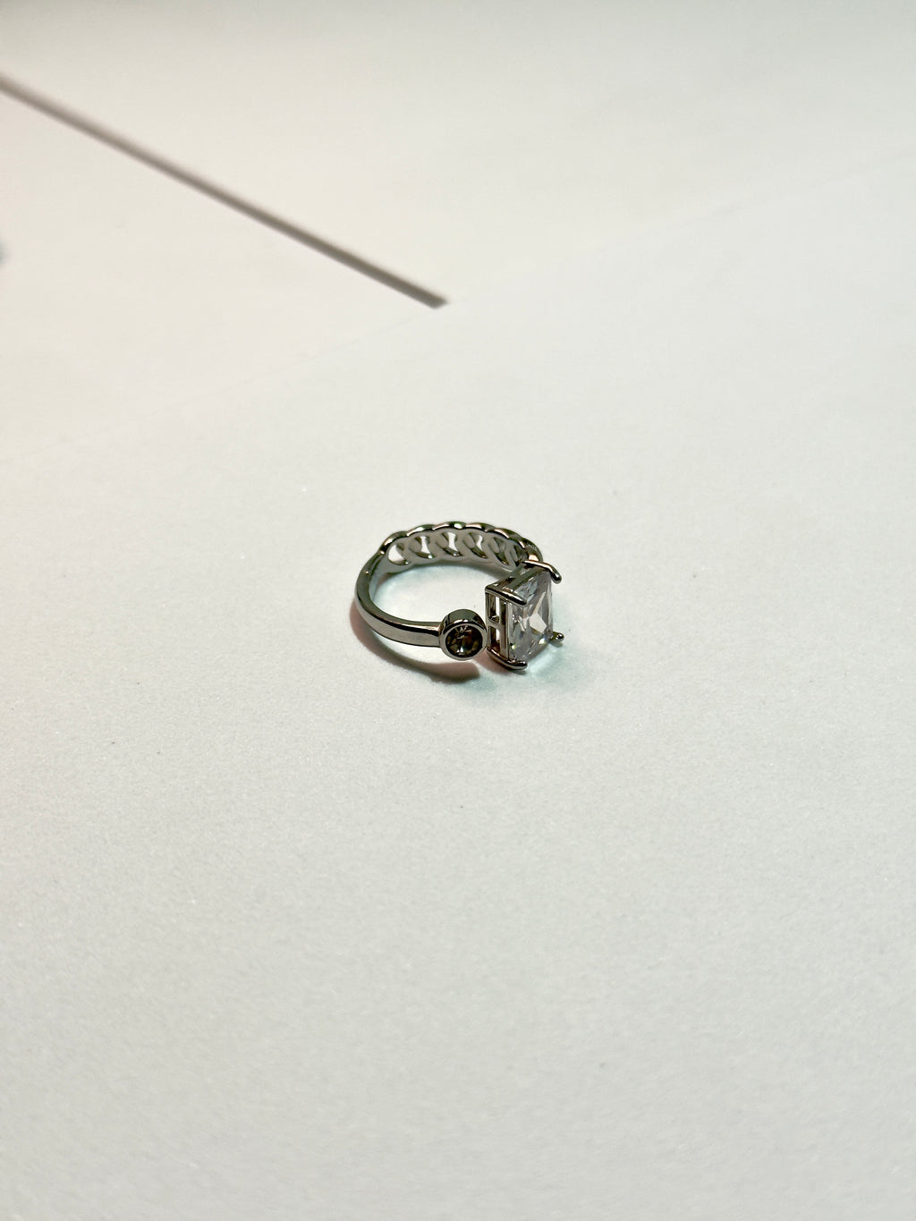 Anel com Pedra Branca CHECK