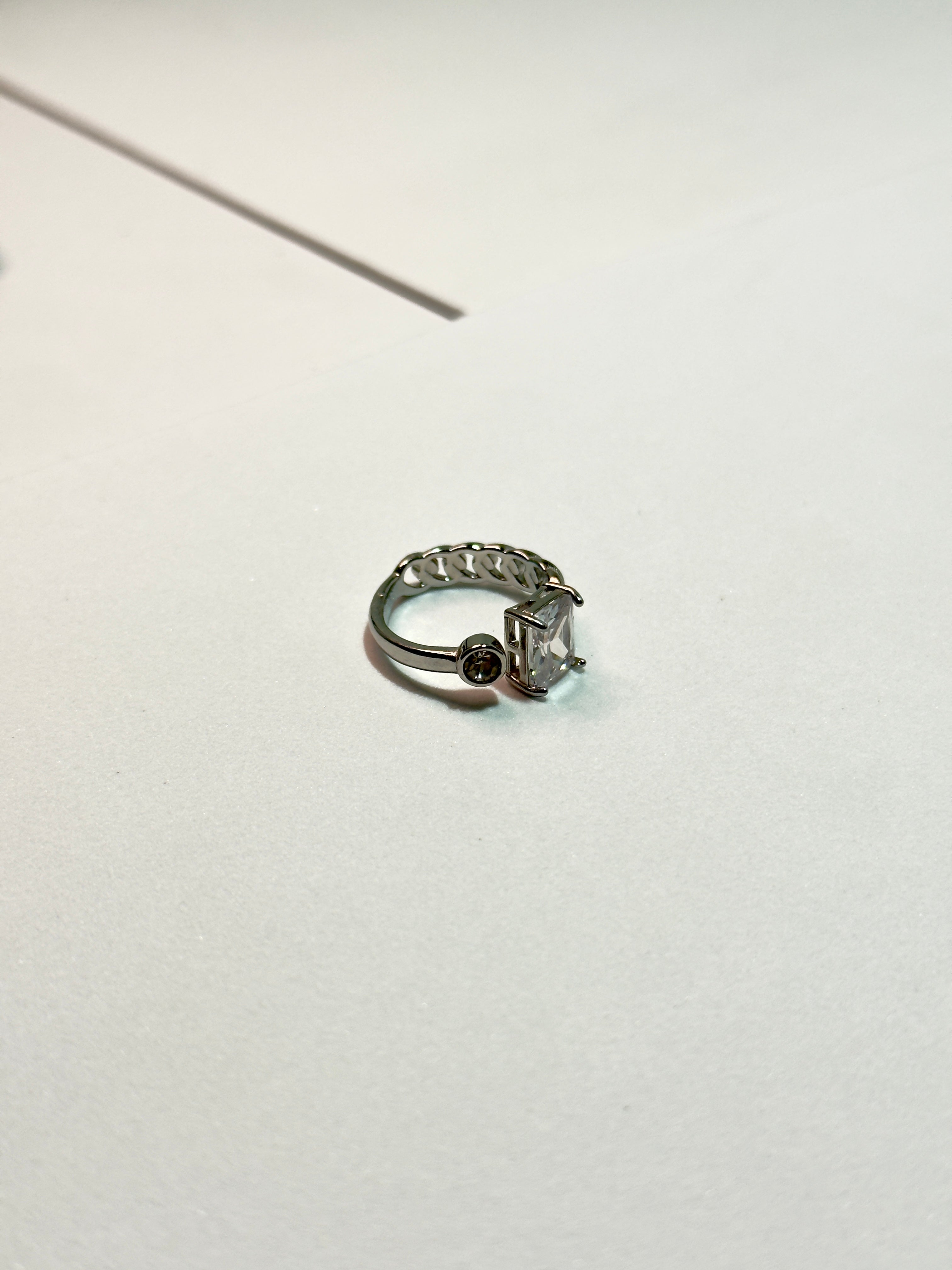 Anel com Pedra Branca CHECK