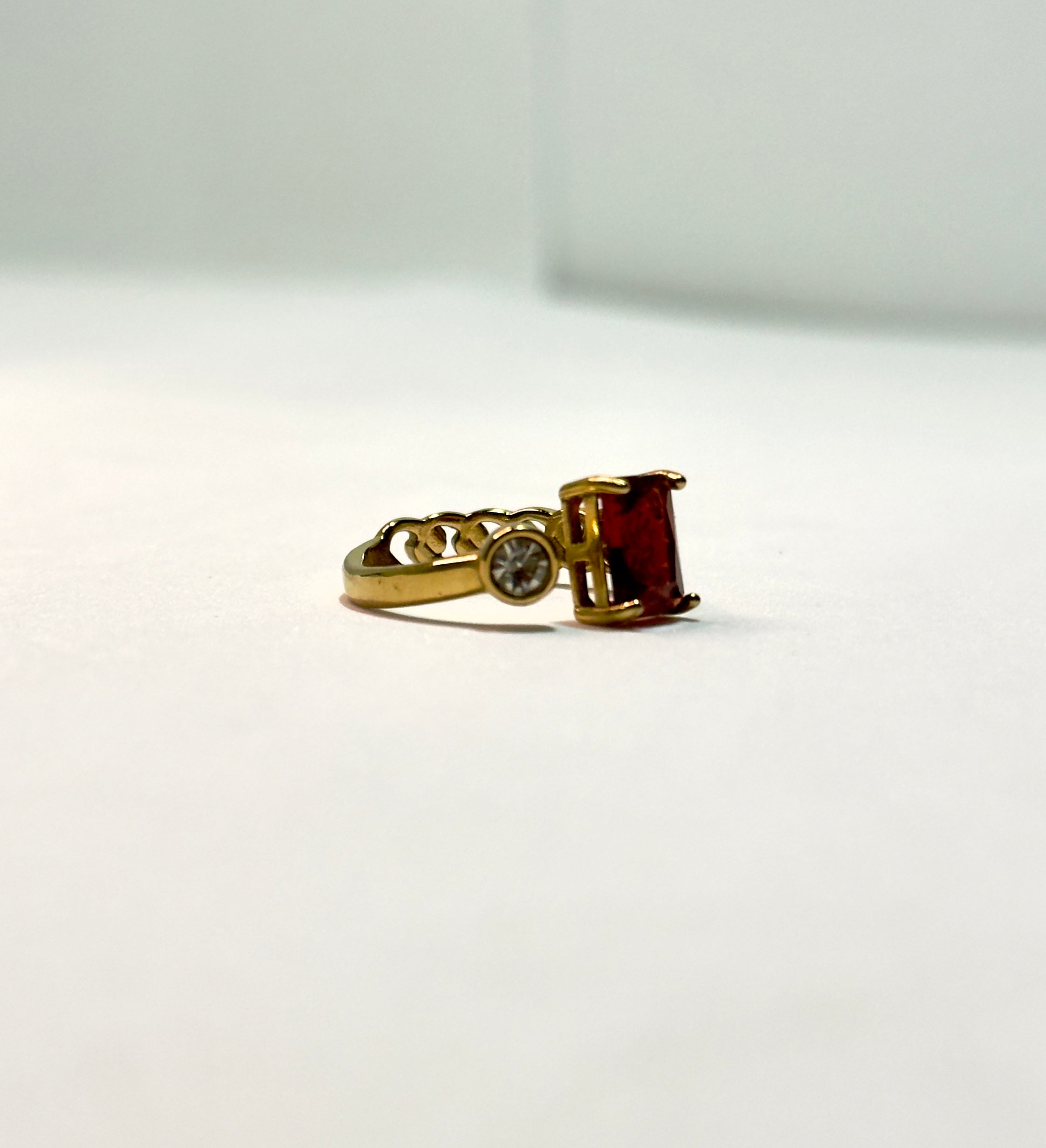 Anel Pedra em Vermelho CHECK