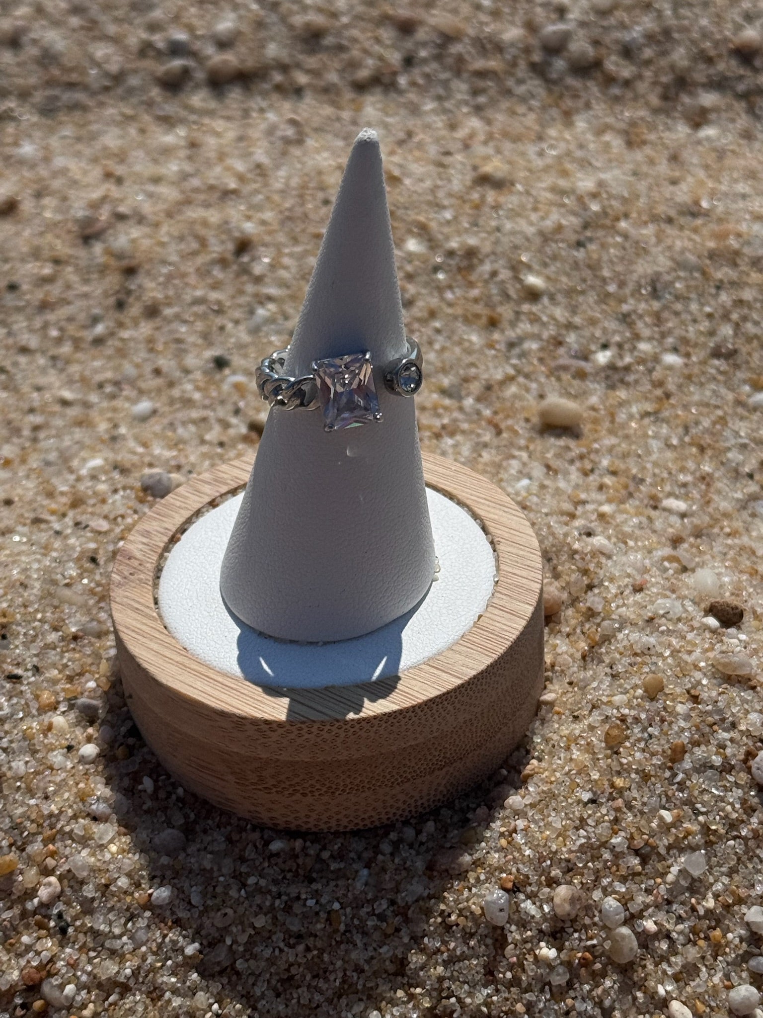 Anel com Pedra Branca